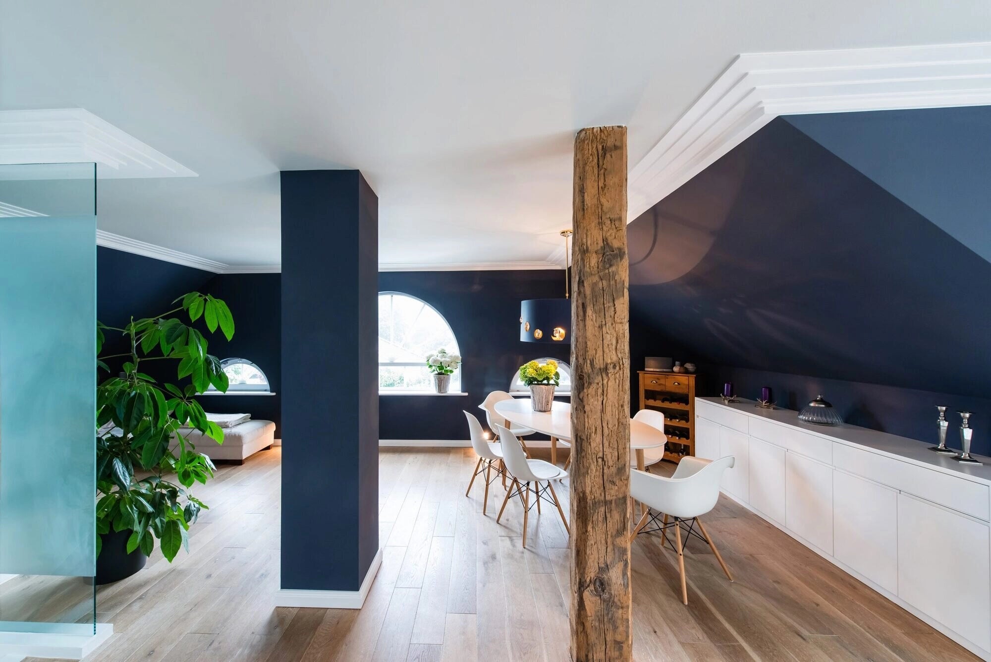 AD21 ART DECO 2M NMC Ceiling Coving in a stylish dining space | DecorMania UK